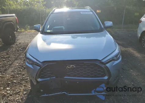 2022 Toyota Corolla Cross Xle z USA, uszkodzony, nr VIN 7MUDAAAG5NV013353